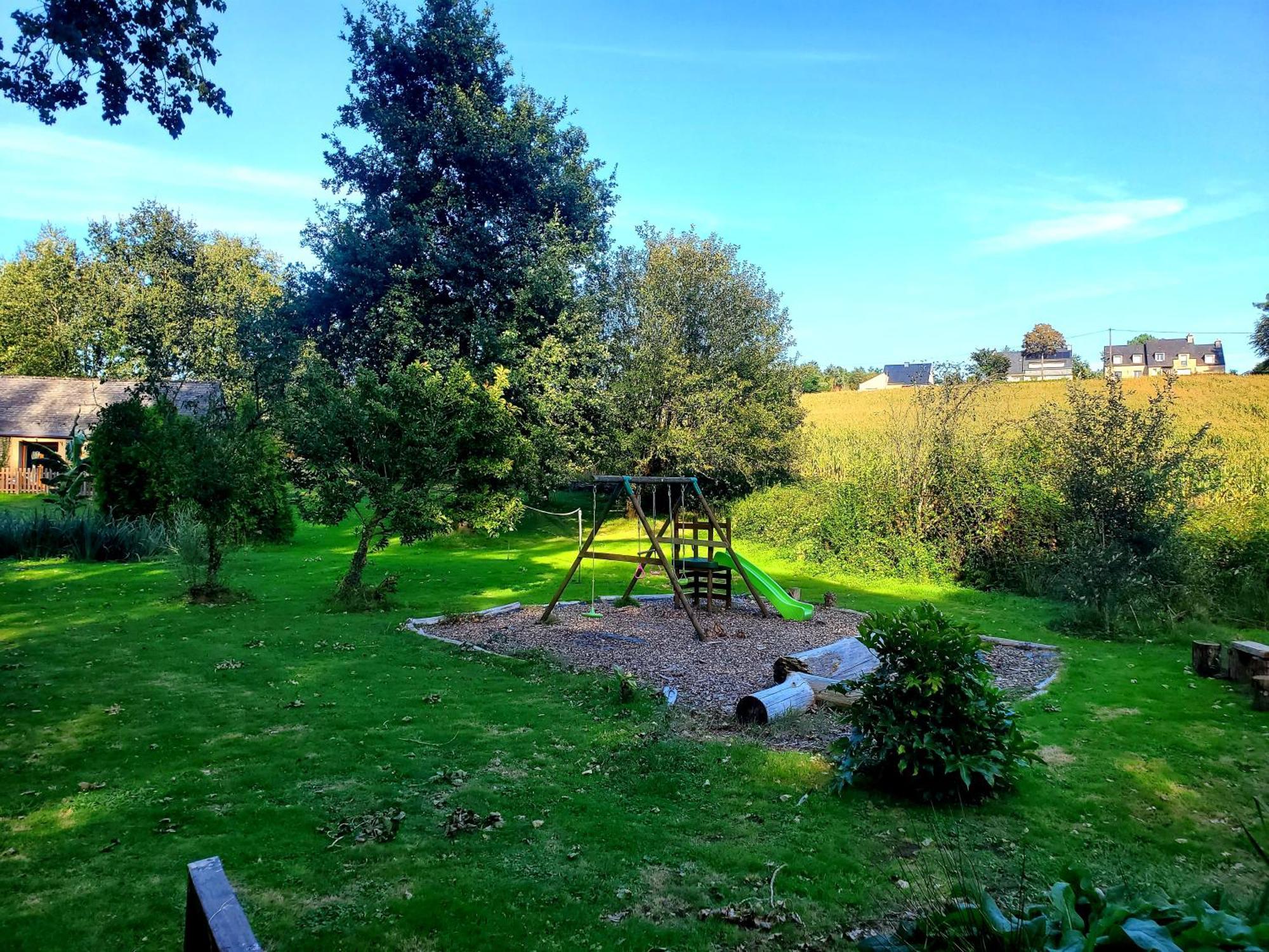 Le Vieux Moulin Gites - Detached Cottage With Garden Views And Pool Guégon Eksteriør billede